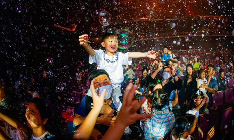 Gazillion Bubble Show เปิดฉากโชว์ บับเบิ้ลสุดมหัศจรรย์ ครอบครัวคนดังการันตีความว้าวระดับโลก!
