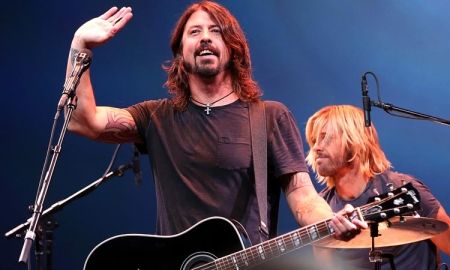 ชม Dave Grohl เรียกลูกสาววัย 8 ขวบ ขึ้นมาเล่นกลองร่วมกับวง Foo Fighters ต่อหน้าคนดู 2 หมื่นคน